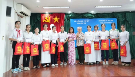 Trao học bổng Nguyễn Thị Định cho học sinh nghèo, hiếu học