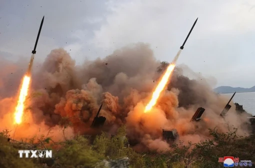 Hàn Quốc: Triều Tiên bắn 10 quả đạn pháo từ hệ thống phóng rocket đa nòng