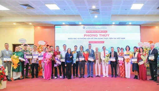 Lương y  Nguyễn Thị Thái trình bày Công nghệ tần số sinh học trong  hội thảo Phong thủy - Khoa học và những vấn đề ứng dụng thực tiễn tại Việt Nam
