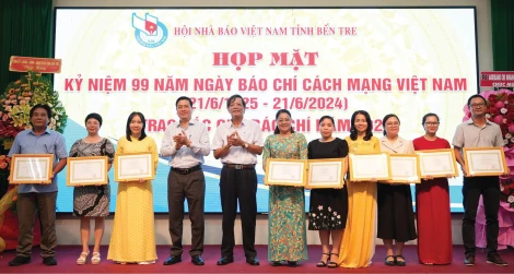 Trưởng thành cùng các giải báo chí