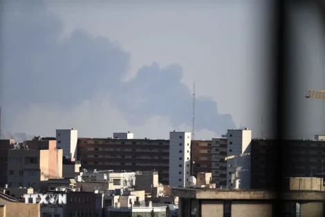 Israel và Iran đáp trả quân sự lẫn nhau, Israel không kích kho tên lửa của Iran