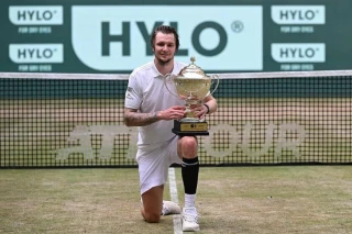 Tay vợt Châu Á hạ đẹp Medvedev, vô địch giải Halle Open lần thứ 2 liên tiếp