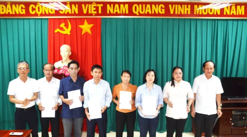Báo Đồng Khởi trao các quyết định về công tác cán bộ