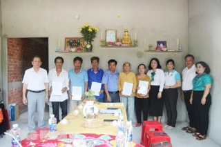 Bàn giao 5 nhà &quot;Đại đoàn kết&quot; do BIDV Bến Tre tài trợ