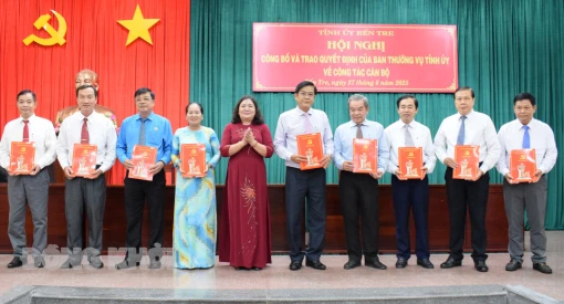 Công bố và trao quyết định của Ban Thường vụ Tỉnh ủy về công tác cán bộ