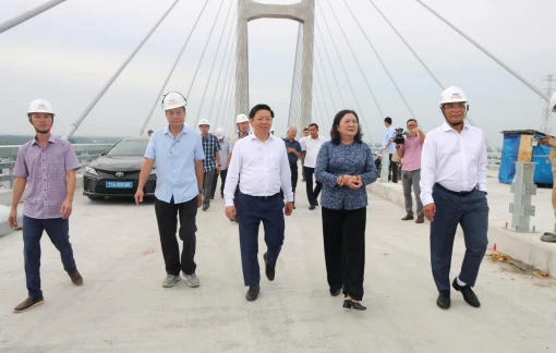 Lãnh đạo tỉnh thăm công nhân thi công cầu Rạch Miễu 2