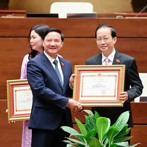 Trưởng đoàn, Phó trưởng đoàn chuyên trách Đoàn đại biểu Quốc hội tỉnh được tặng bằng khen của Ủy ban Thường vụ Quốc hội