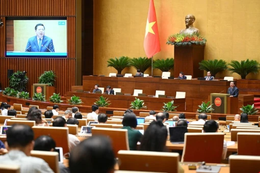 Với đa số đại biểu tán thành, Quốc hội đã biểu quyết thông qua Luật Đường sắt (sửa đổi)