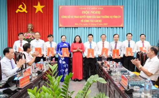 Trao quyết định của Ban Thường vụ Tỉnh ủy về công tác cán bộ