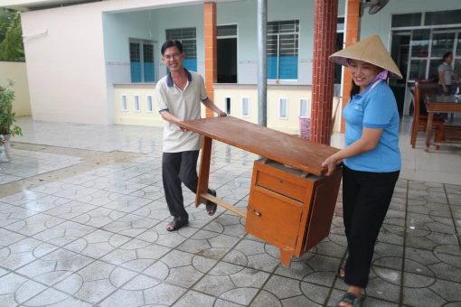 Dọn dẹp, sắp xếp lại bàn ghế, tài liệu trước ngày vận hành chính quyền 2 cấp tại huyện Mỏ Cày Nam