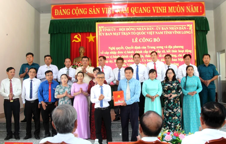 Tổng Biên tập Báo Đồng Khởi dự lễ công bố các quyết định của Trung ương và địa phương về sáp nhập đơn vị hành chính cấp tỉnh, cấp xã tại xã Tân Phú
